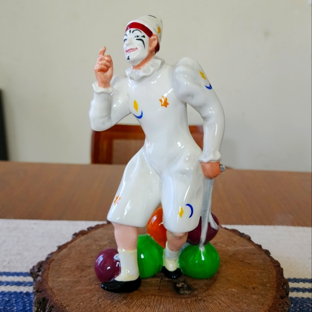 Royal Doulton - "THE JOKER" - HN2252 - Mint Condition Clown Figurine Collectible
